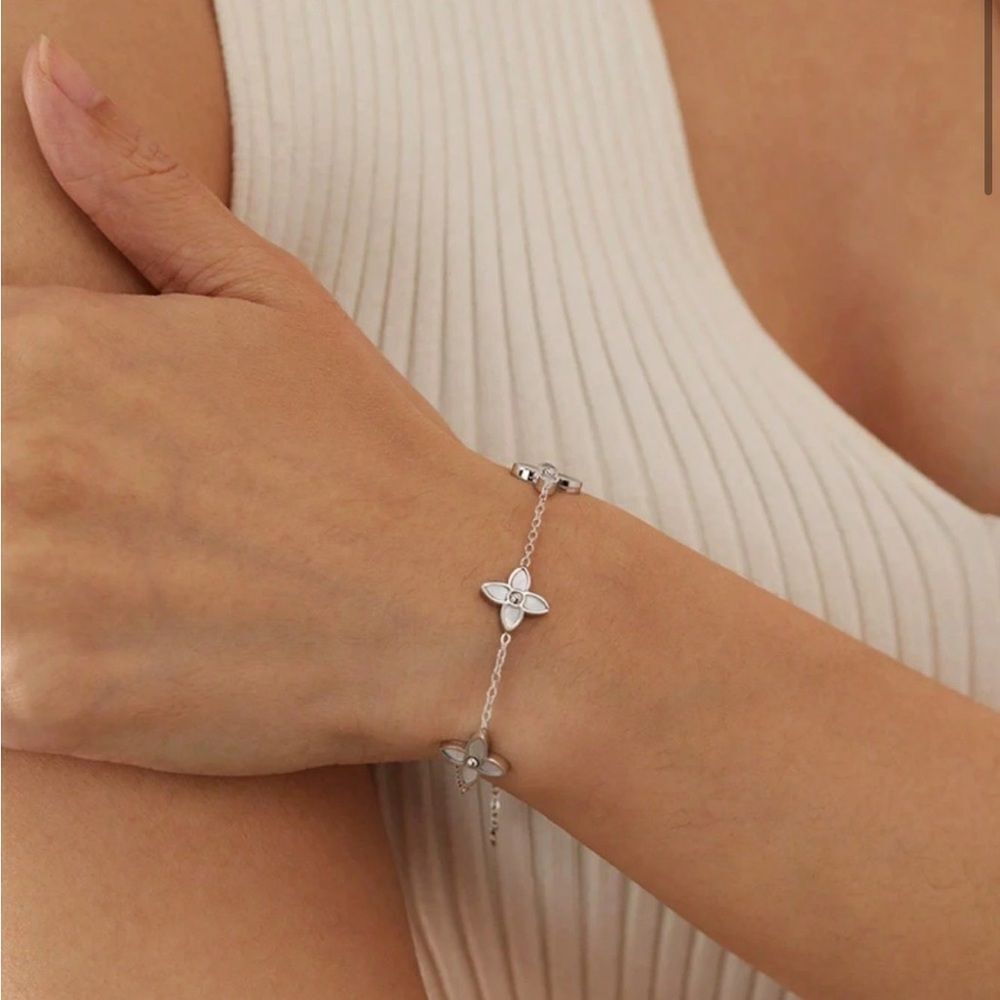 Gold and White Flower Bracelet Q478